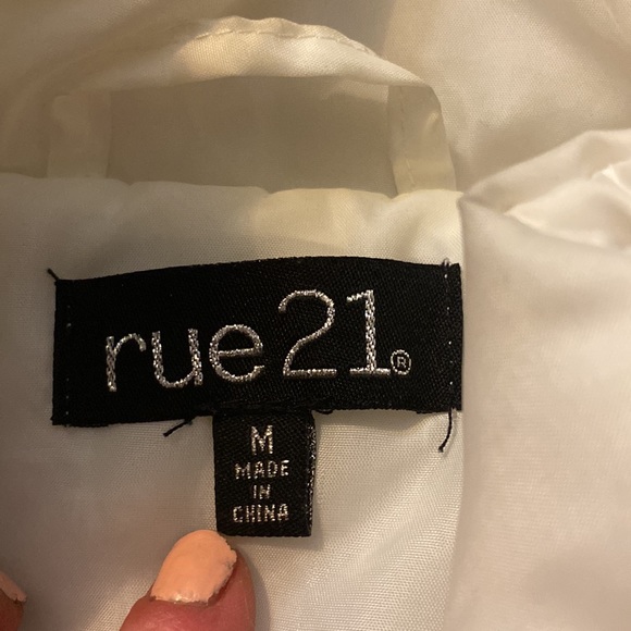 White puffer vest - Picture 2 of 6